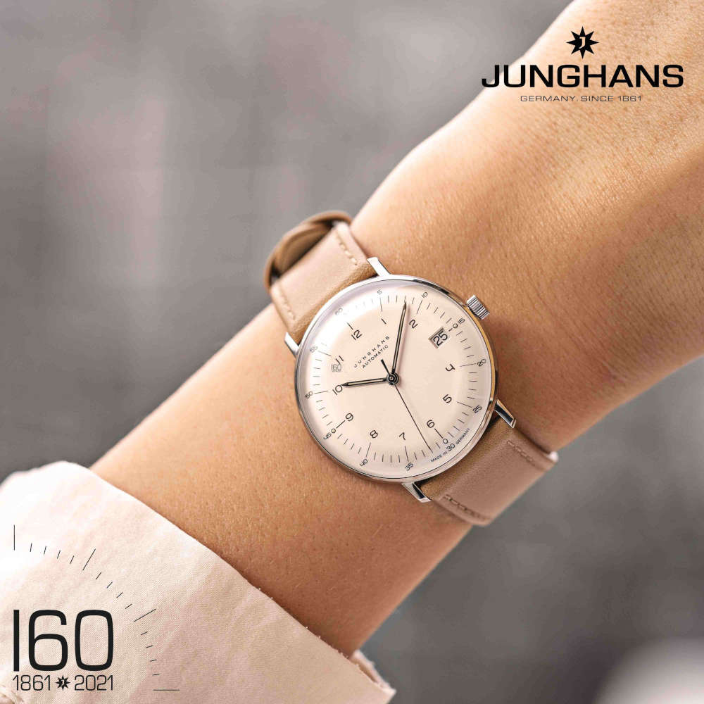 Handgelenk mit einer Armbanduhr der Uhrenfabrik Junghans
