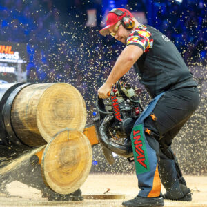 Athlet der Timbersports beim Sägen