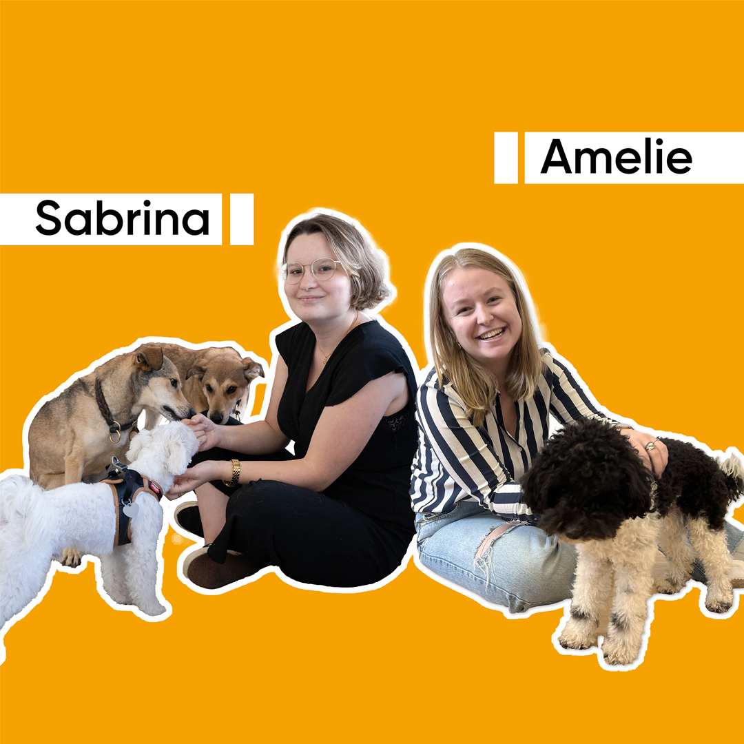 Sabrina und Amelie auf dem Boden sitzend mit Hunden