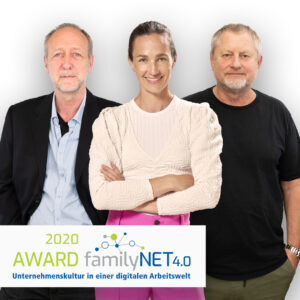 20231204_Family_Net Frithjof, Luisa und Stefan stehend mit Logo