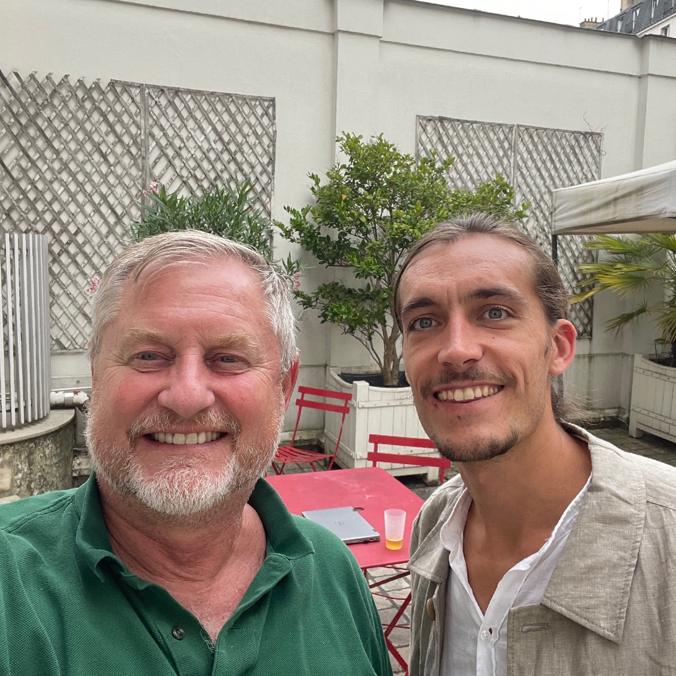 Prof. Dr. Stefan Hencke (CEO Convensis) und Marc Steinsberger (Senior Manager Communications) auf einem Selfie in Frankreich