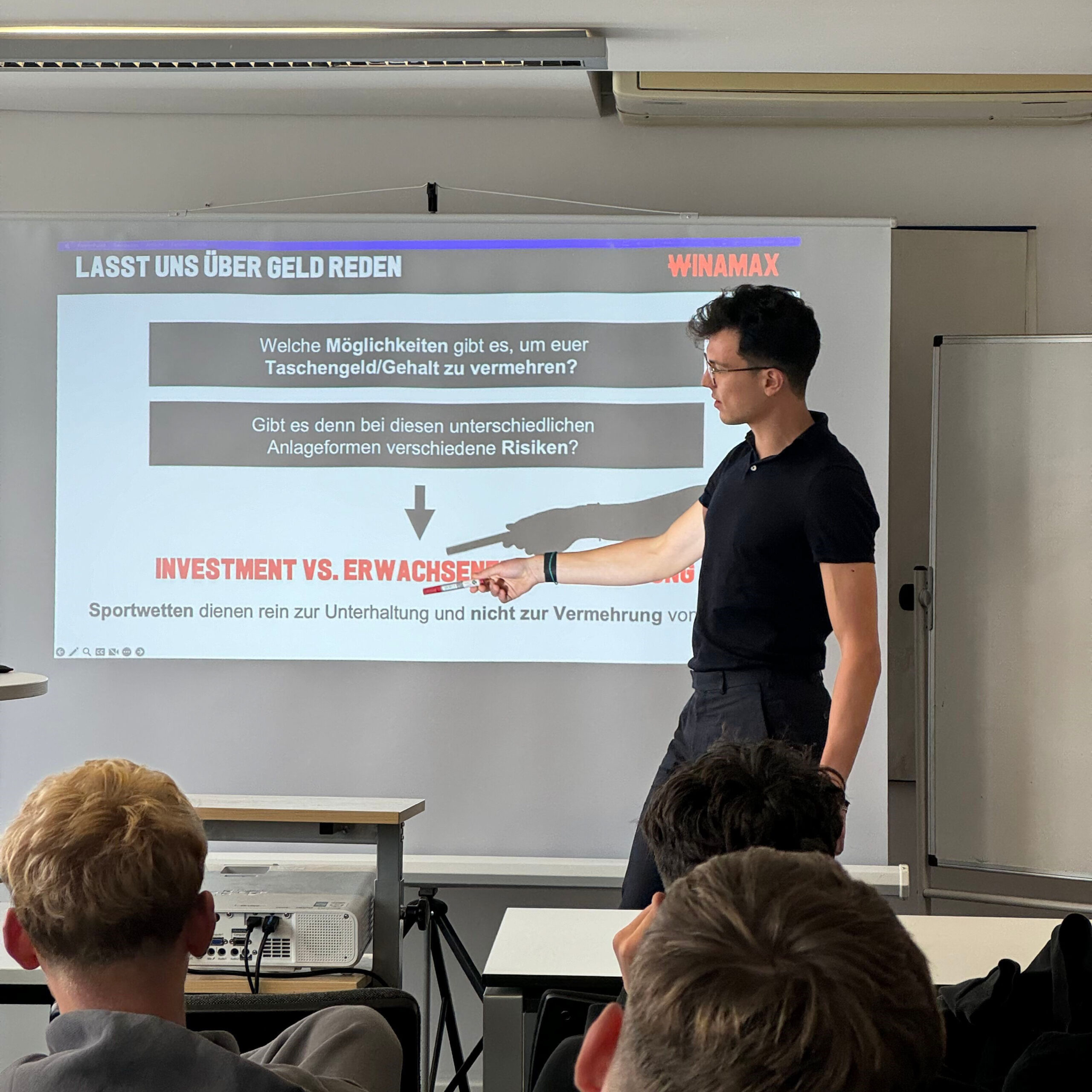 Felix Boddenberg von Winamax führt einen Workshop mit Jugendlichen des VfB durch