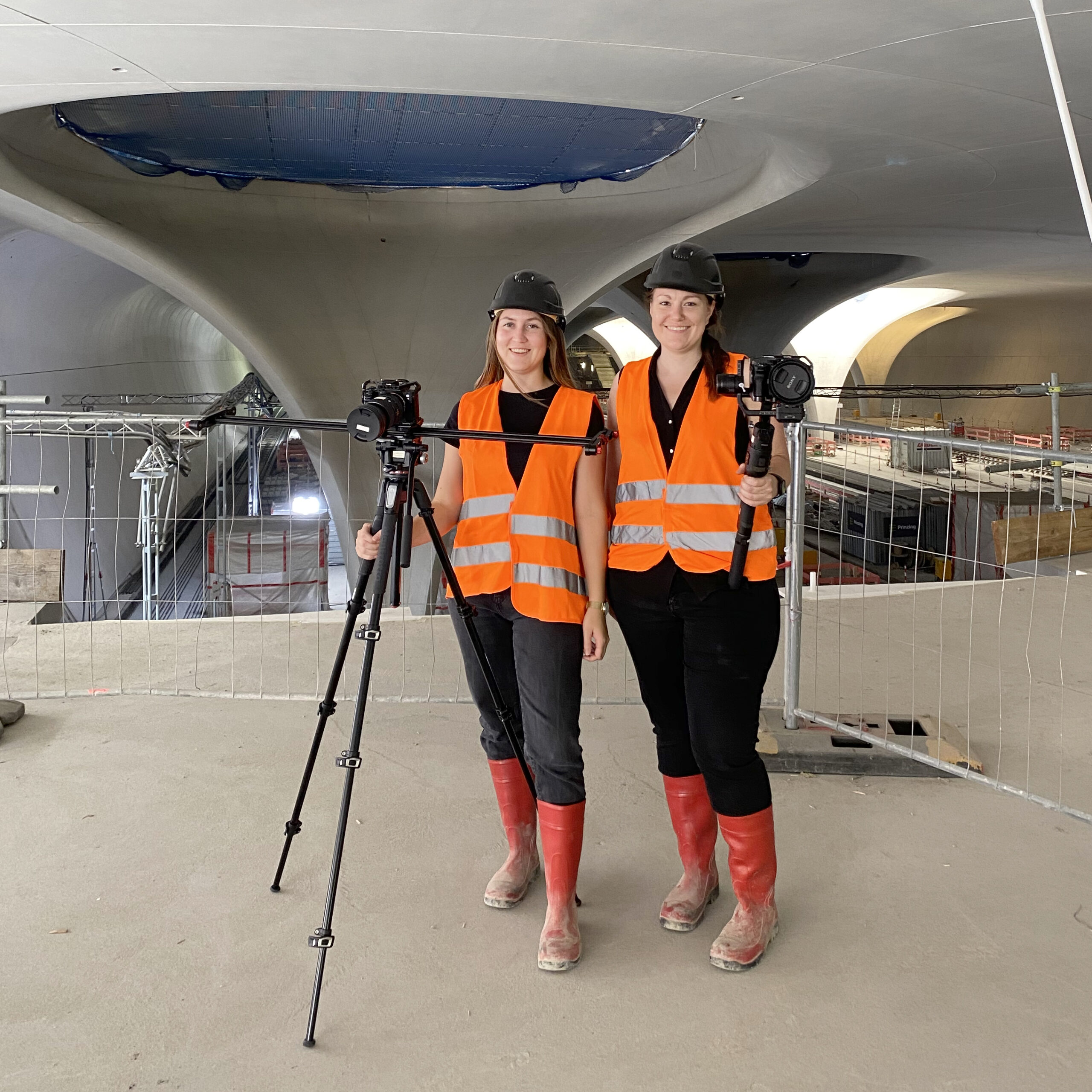 Zwei Frauen in Schutzausrüstung und Kameras auf der Baustelle des Stuttgarter Bahnhofs