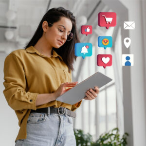 1 Eine braunhaarige Frau mit einem handy in der Hand. Drumherum Social Media Icons.