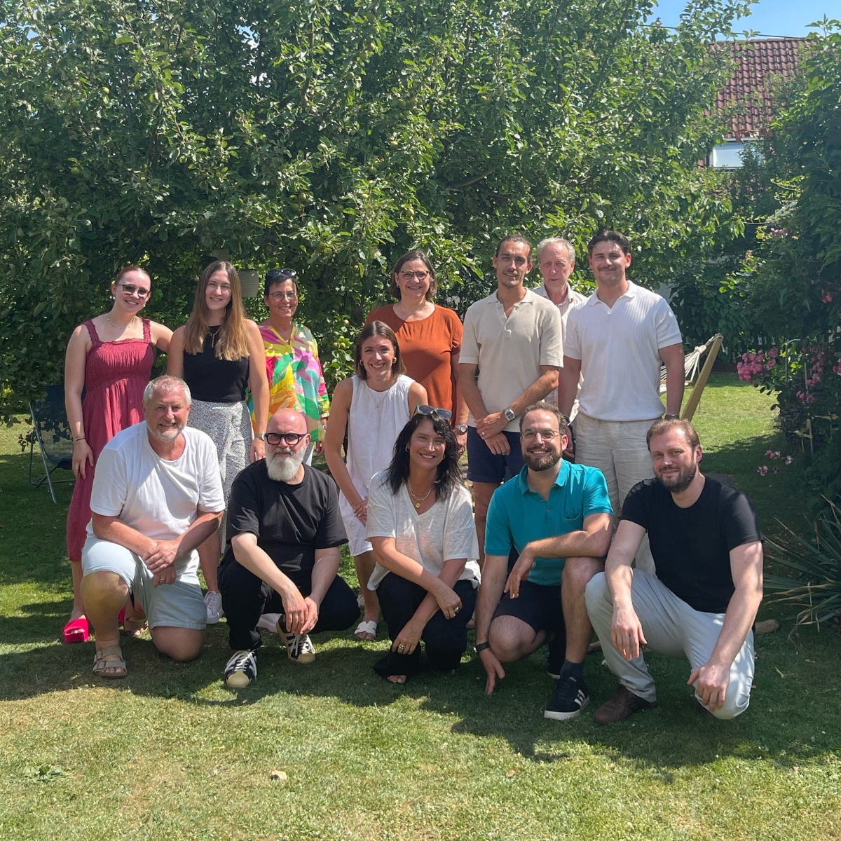 Ein Gruppenbild in einem Garten